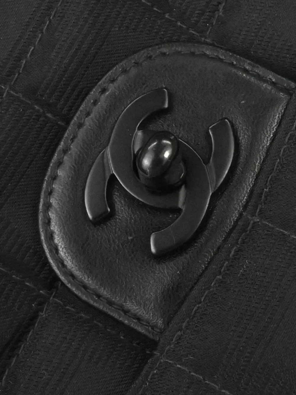 CHANEL outside 	a+